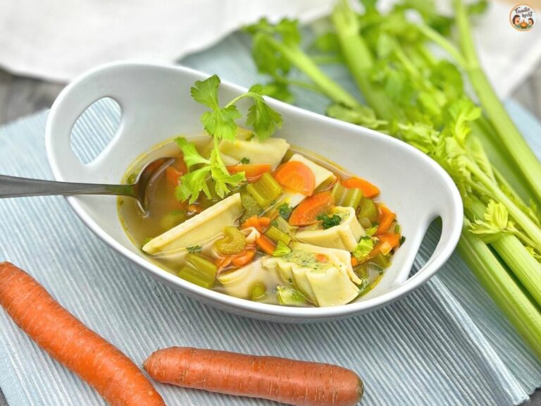 Vegetarische Maultaschensuppe mit Gemüse ♥ schwäbisch gut!