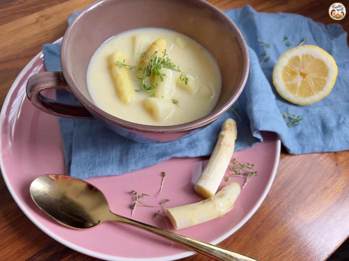 Die beste Spargelsuppe nach Omas Rezept | Familie kocht